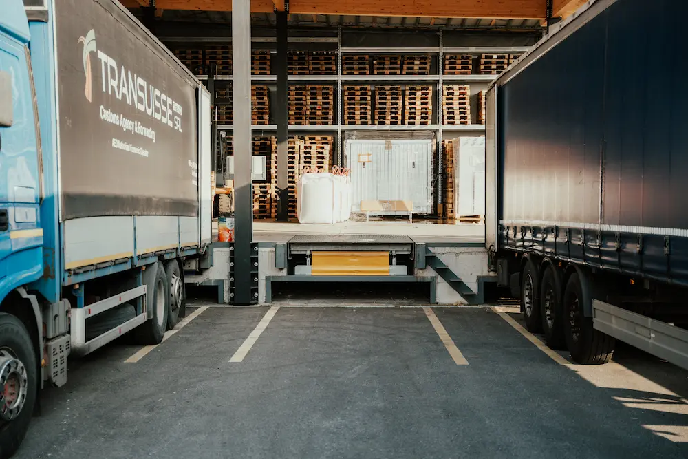 Operazioni di carico e scarico merci presso i magazzini Transuisse: gestione logistica integrata e stoccaggio merci su pallet